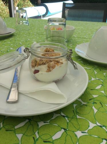 un bol de nourriture sur une assiette sur une table dans l'établissement Chambres d'hôtes Sous L'Olivier, à Trausse