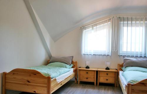 A bed or beds in a room at Landhaus Pakirnis - Ferien in der Elbtalaue -