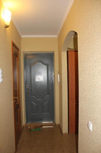 チュメニにあるАпартаменты на Пермяковаの黒いドア付きの廊下
