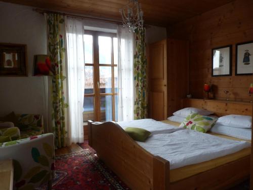 a bedroom with a large bed and a window at Appartement Pension Bäckenhäusl FERIENWOHNUNGEN Chalets Hütten Komfortzimmer in Uttendorf