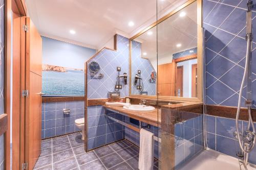 a bathroom with a sink and a shower at Hotel Mirador Papagayo by LIVVO in Playa Blanca