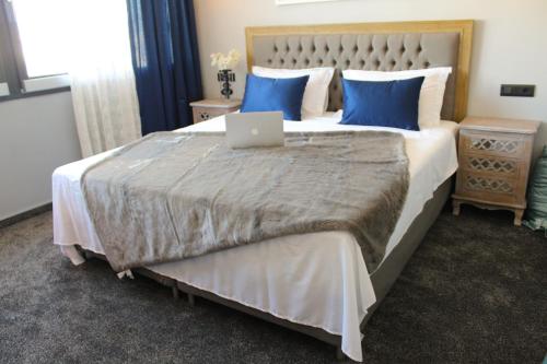 sypialnia z łóżkiem z laptopem w obiekcie Luxury Split apartment with view w Splicie
