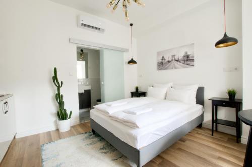 ブダペストにあるLuxury Apartment by Hi5 - Régipostaの白いベッドルーム(白いベッド1台、テーブル付)
