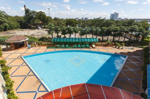 an overhead view of a swimming pool with a picnic table at Surin Majestic Hotel in Surin