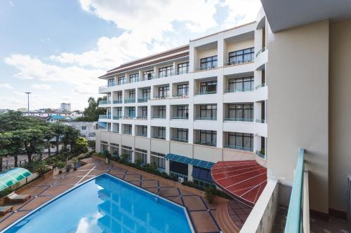 Pemandangan kolam renang di Surin Majestic Hotel atau berdekatan