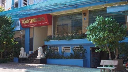 een gebouw met een rood bord erop bij Thành Trung Hotel in Tuyên Quang
