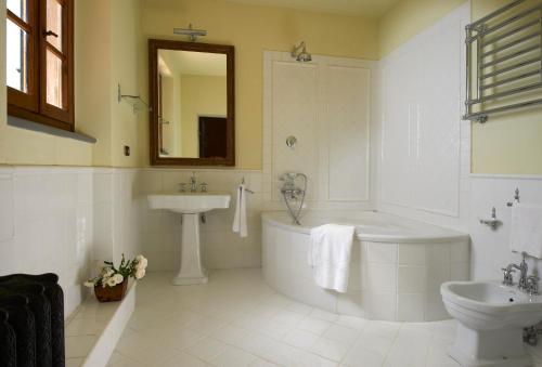 Koupelna v ubytování Borgo Di Pietrafitta Relais