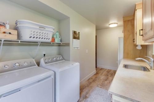 een wasruimte met een wasmachine en een wastafel bij Crescent Cabin in McCall