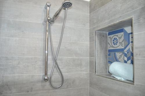 uma casa de banho com uma cabeça de chuveiro em Casa Petros em Marsala