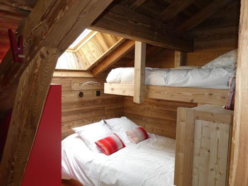 ラ・サル・レ・ザルプにあるChalet Petit Cerfのキャビン内のベッドルーム1室(二段ベッド2組付)