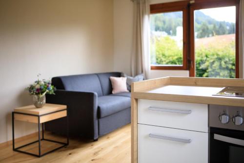 sala de estar con sofá y mesa en Laura´s Smart Apartment, en Innsbruck