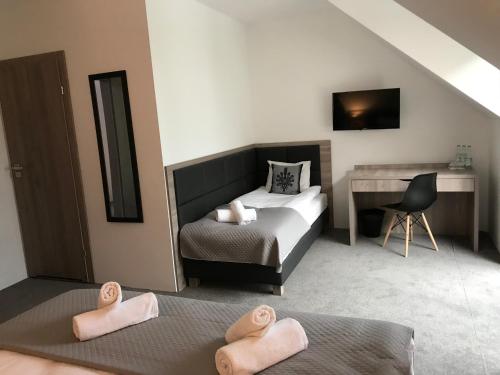 sypialnia z łóżkiem, biurkiem i krzesłem w obiekcie Silver Residence w Rabce