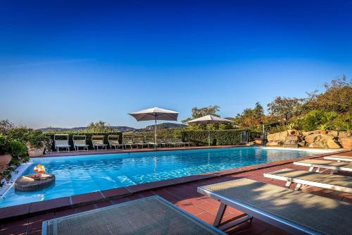 uma piscina com lareira no meio em Casa Vacanze Casa Italia em Lamporecchio