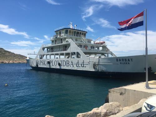 a ferry boat docked in a body of water at Wil Vannese in Stinica