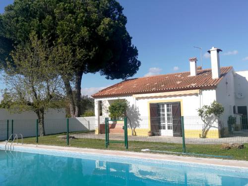 ein Haus und ein Pool vor einem Haus in der Unterkunft Country Club - Sto Estevao in Benavente
