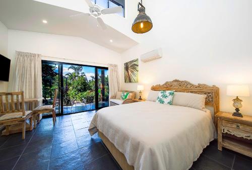 1 dormitorio con cama y ventana grande en The Figs Byron en Brunswick Heads