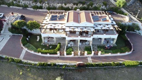 an aerial view of a large house with a lot at Holiday Lodge al Porto in Mattinata