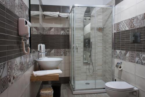 ein Bad mit einer Dusche, einem Waschbecken und einem WC in der Unterkunft Case Vacanze Al Duomo in Licata