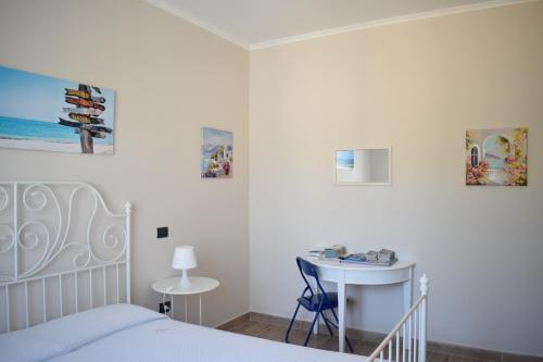 Un dormitorio con una cama y una mesa con una silla. en B&B CRISPI 53, en Agrigento