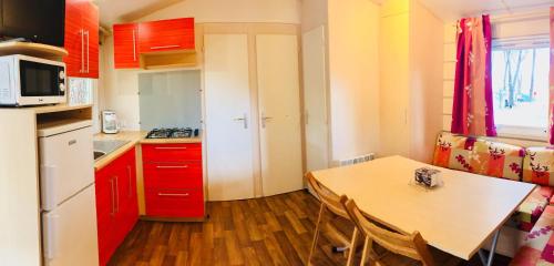 Η κουζίνα ή μικρή κουζίνα στο Camping Maureillas