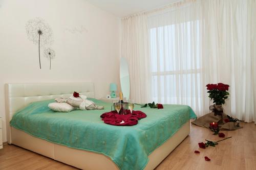 A bed or beds in a room at Sea Dream Rental Apartments