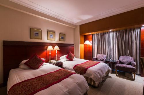 Llit o llits en una habitació de Ruishi Hotel Dalian