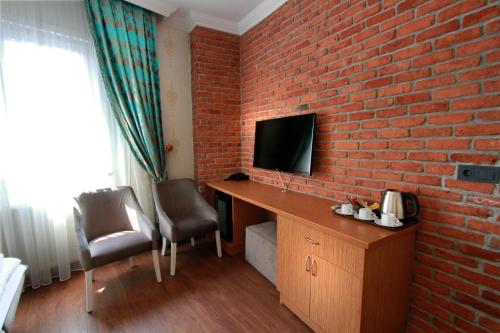 A television and/or entertainment centre at Agora Boutique Hotel & Bistro