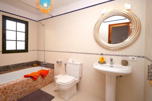 プンタ・ムヘーレスにあるCasa Margaritaのバスルーム(トイレ、洗面台、鏡付)