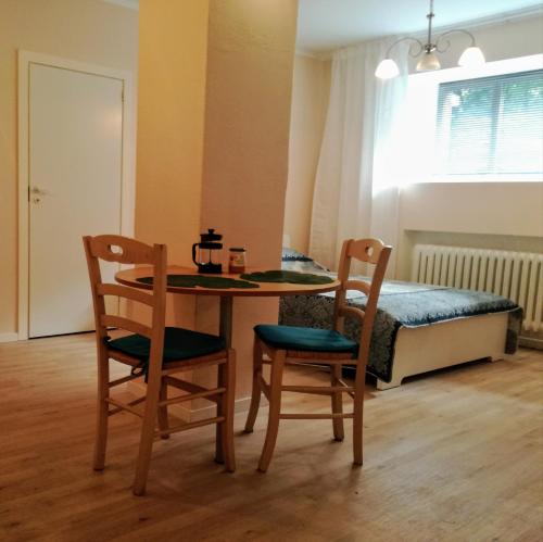 Habitación con mesa, 2 sillas y 1 cama en Studio Rohu en Tallin