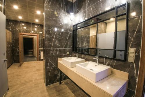 Bilik mandi di AYMİRA HOTEL & SPA