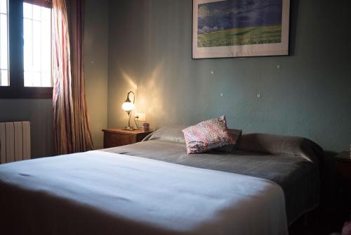 um quarto com uma cama com uma almofada em Mi Casita em Ronda