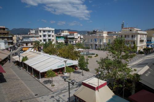 uma vista para uma cidade com uma rua com edifícios em Avra Inn em Mesolongion