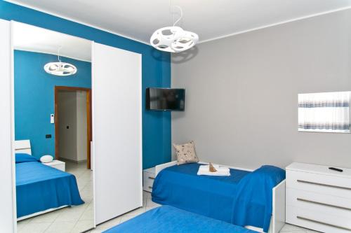 
a bedroom with a blue bed and blue walls at Bluemarine Apartment in Gallipoli

