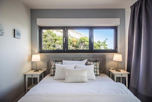 מיטה או מיטות בחדר ב-New Mountainside Villa w Pool + Stunning Sea View