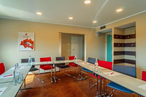 a conference room with a long table and chairs at Ibis Częstochowa in Częstochowa