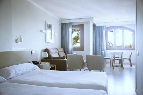 a hotel room with a bed and a table and chairs at Prestige Mar y Sol in Roses