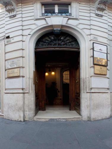 an entrance to a building with an archway at Residenza Vatican Suite in Rome