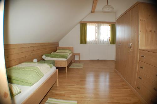 เตียงในห้องที่ Urlaub am Zechnerhof
