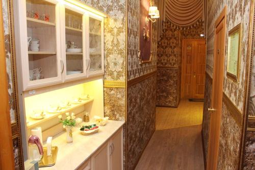 cocina con fregadero y encimera en Guest House Geralda on Nevskiy, en San Petersburgo