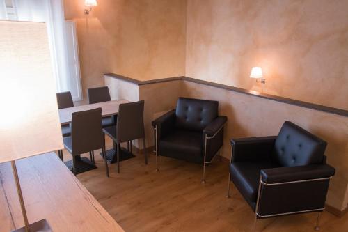 a waiting room with a table and chairs at B&B SILVIA in Vecchiano