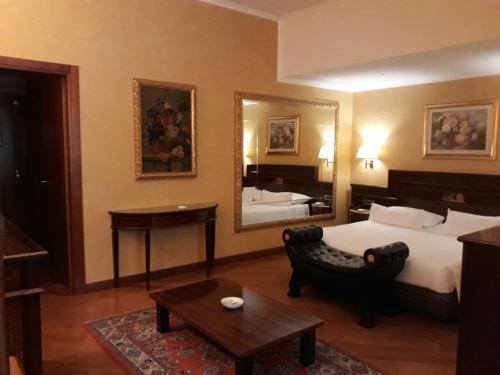 - une chambre d'hôtel avec un lit et un miroir dans l'établissement Hotel Motel Luna, à Segrate