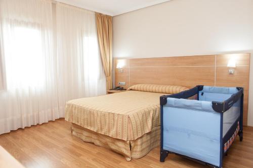 a hotel room with a bed and a window at Hotel Las Anclas in El Astillero