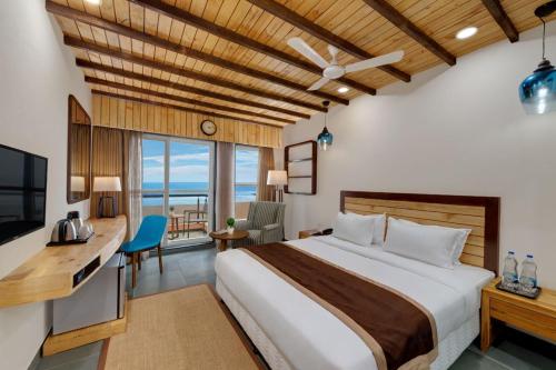 Ένα ή περισσότερα κρεβάτια σε δωμάτιο στο The Fern Leo Beach Resort , Madhavpur