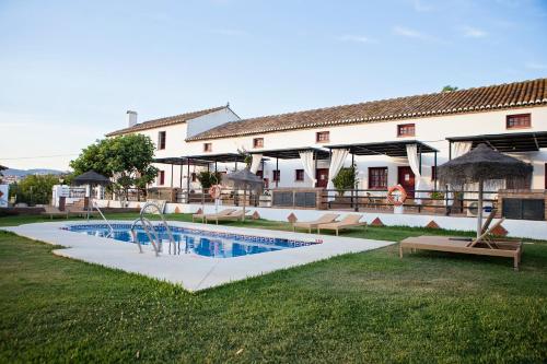 un complejo con piscina y un edificio en Hotel Cortijo del Arte - Caminito del Rey, en Pizarra