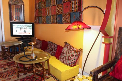 En tv och/eller ett underhållningssystem på Porto Riad - Guest House