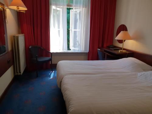 a hotel room with a bed and a window at Nol in 't Bosch in Wageningen