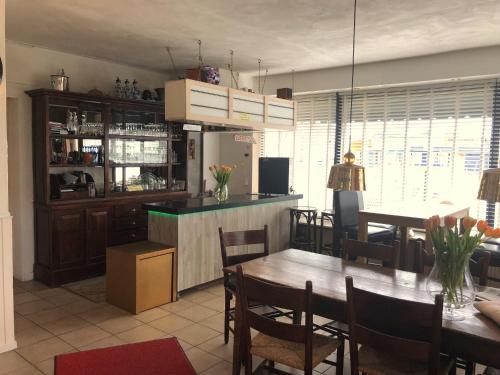 een keuken en eetkamer met een tafel en stoelen bij Hotel Anna in Zandvoort