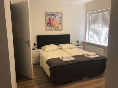 - une chambre avec un lit et 2 serviettes dans l'établissement Hotel Anna, à Zandvoort