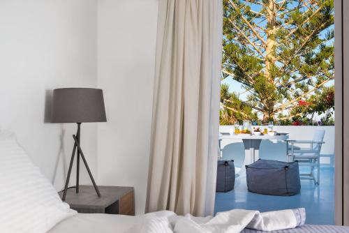 卡馬利的住宿－Damma Beachfront Luxury Villa，一间卧室配有一张床、一张桌子和一个窗户。