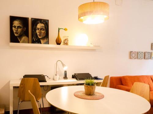 バルセロナにあるGreat apartment in Poblesecのテーブル、デスク(ノートパソコン2台付)が備わる客室です。